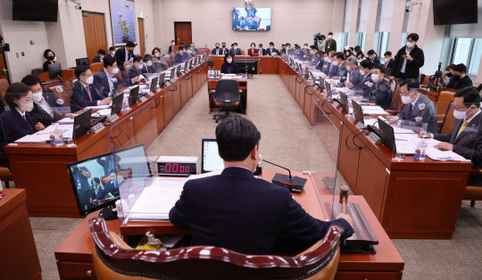 지난달 24일 서울 여의도 국회에서 열린 산업통상자원중소벤처기업위원회 전체회의를 윤관석 위원장이 주재하고 있다.연합뉴스